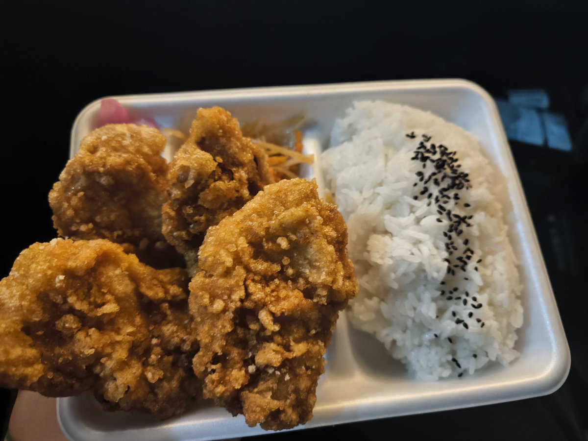 Armaged35419265's tweet photo. @Tallemi_Ella デカすぎる唐揚げ弁当 https://t.co/HF6A5gViZm