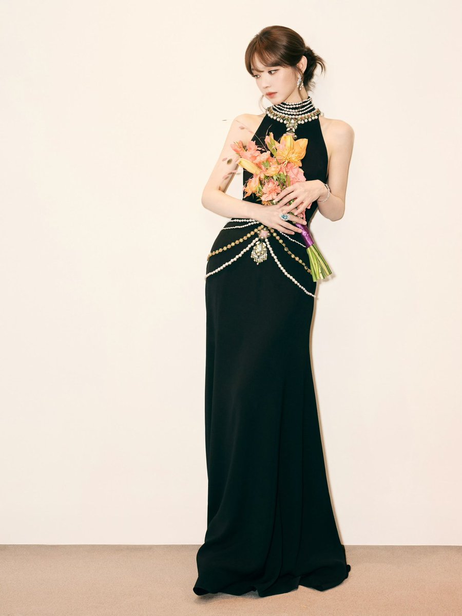 luvutianxiwei's tweet photo. I think many people often compare red carpet fashion between China and Korea. While Chinese fashion focuses on bright and vibrant colors, Korean fashion emphasizes harmony and understated elegance, making white and black the standard colors for politeness and formality. #TianXiwei shows a deep respect and understanding of these cultural differences, fully honoring the host country. By wearing a polite yet elegant black dress, she perfectly embraced the local custom while still retaining her unique Chinese charm. On top of that, she received high praise for her sweet and friendly demeanor. I’m so proud of her. ❤️