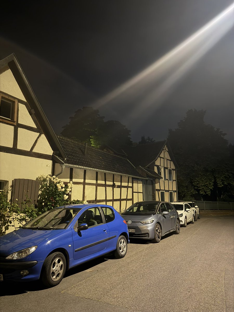 pelnergiz's tweet photo. Ve bazen bir sokaktan geçerken, hiç tanımadığın insanların anıları bile özlemini çektiğin bir şeymiş gibi dokunur kalbine.#germany #villagewalk https://t.co/38kcb6PWLZ