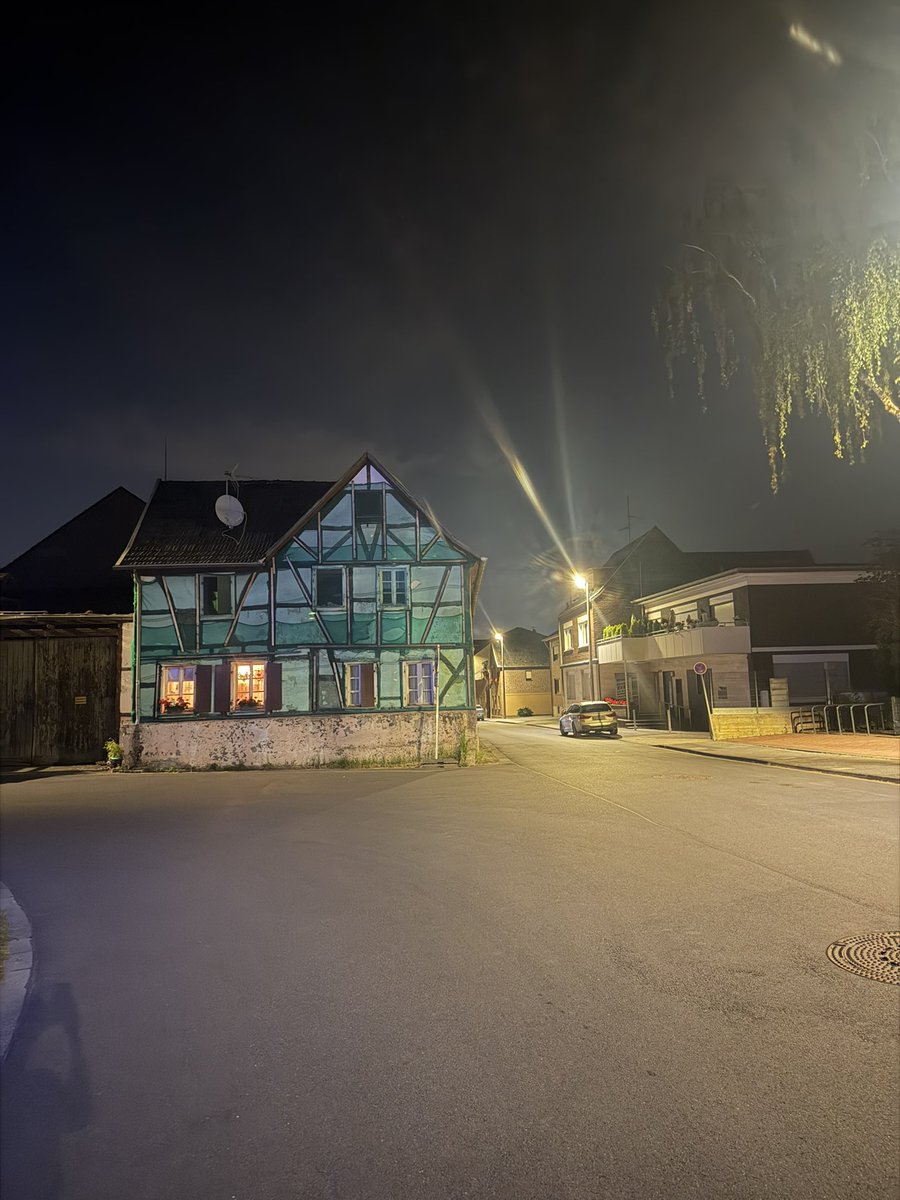 pelnergiz's tweet photo. Ve bazen bir sokaktan geçerken, hiç tanımadığın insanların anıları bile özlemini çektiğin bir şeymiş gibi dokunur kalbine.#germany #villagewalk https://t.co/38kcb6PWLZ