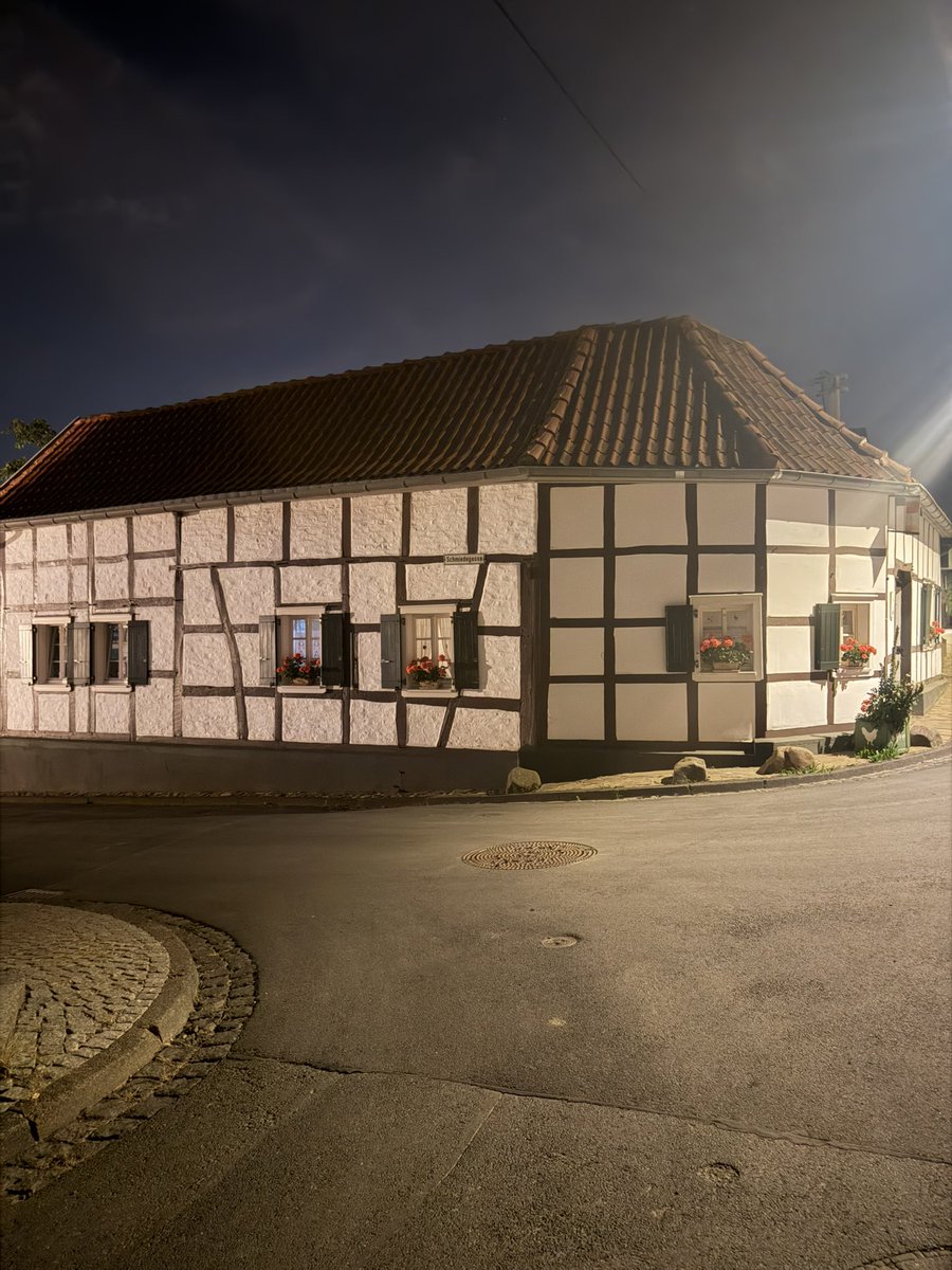 pelnergiz's tweet photo. Ve bazen bir sokaktan geçerken, hiç tanımadığın insanların anıları bile özlemini çektiğin bir şeymiş gibi dokunur kalbine.#germany #villagewalk https://t.co/38kcb6PWLZ