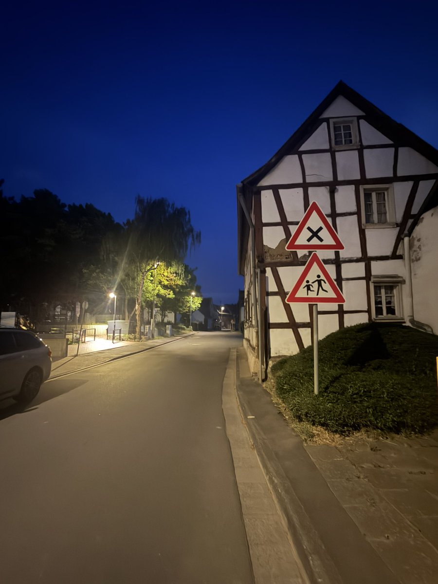 pelnergiz's tweet photo. Ve bazen bir sokaktan geçerken, hiç tanımadığın insanların anıları bile özlemini çektiğin bir şeymiş gibi dokunur kalbine.#germany #villagewalk https://t.co/38kcb6PWLZ
