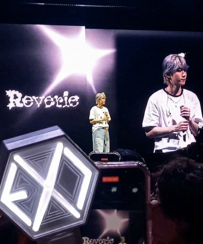 meowcbx's tweet photo. un año del reverie en México, el día mas bonito 🩷✨️🪽

me siento tan afortunada de que coincidimos en esta vida despues de tantos años apoyandote y espero con toda mi alma que no sea la última, te extraño con locura 😓💞 https://t.co/ZlC1KMnwTa