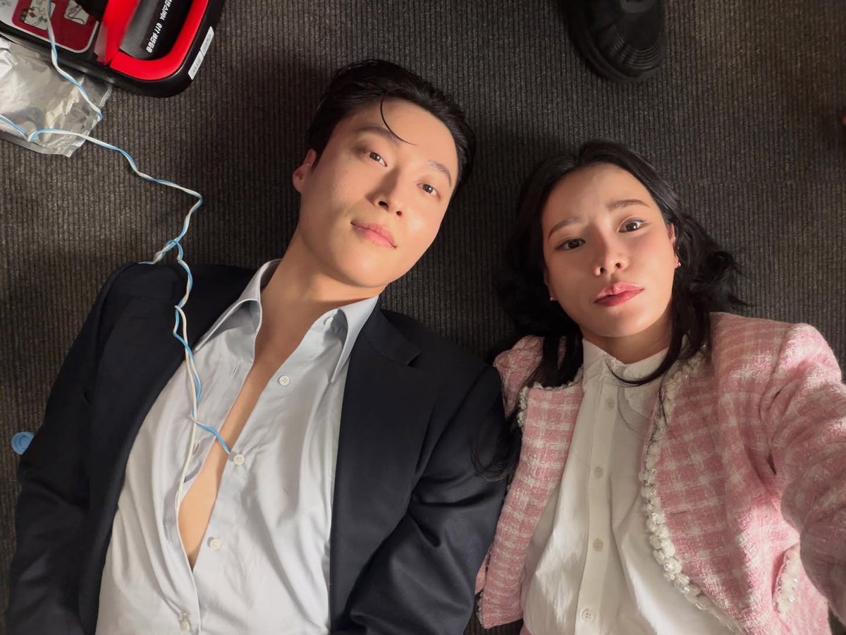 infinitesvteen's tweet photo. They're so dkhskdhskd me and my bestie after we almost died https://t.co/F3YzZ1kiio