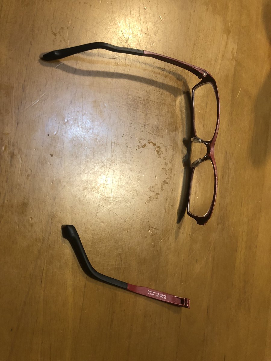 utau_roze's tweet photo. 父に踏まれてメガネ死亡…… https://t.co/3mK8fylKEl