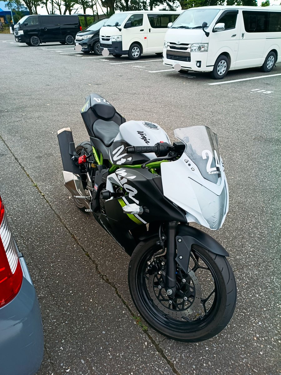 AND819R's tweet photo. たのしかった！Ninja250SLでの初のサーキット走行会でこわごわでしたが、すぐ払拭でき最高でした。キッチンカーのアマリージョさんのきのこクリームオムライスもおいしくてボリュームも満点で最高(もう食べたい)
スタッフの皆さま参加の皆さまありがとうございました！お疲れ様でした！
#ABRM走行会 https://t.co/1uENflWNSo