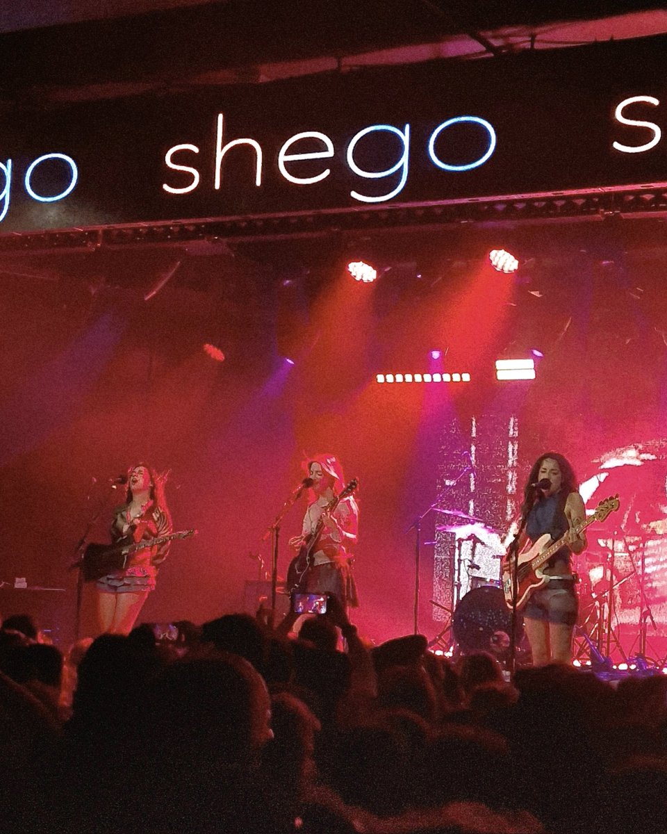 LD_Espejo's tweet photo. Qué grandes las shego. Por fin he podido verlas. Menos mal que la banda siguió adelante. https://t.co/oxIQIy2ih5
