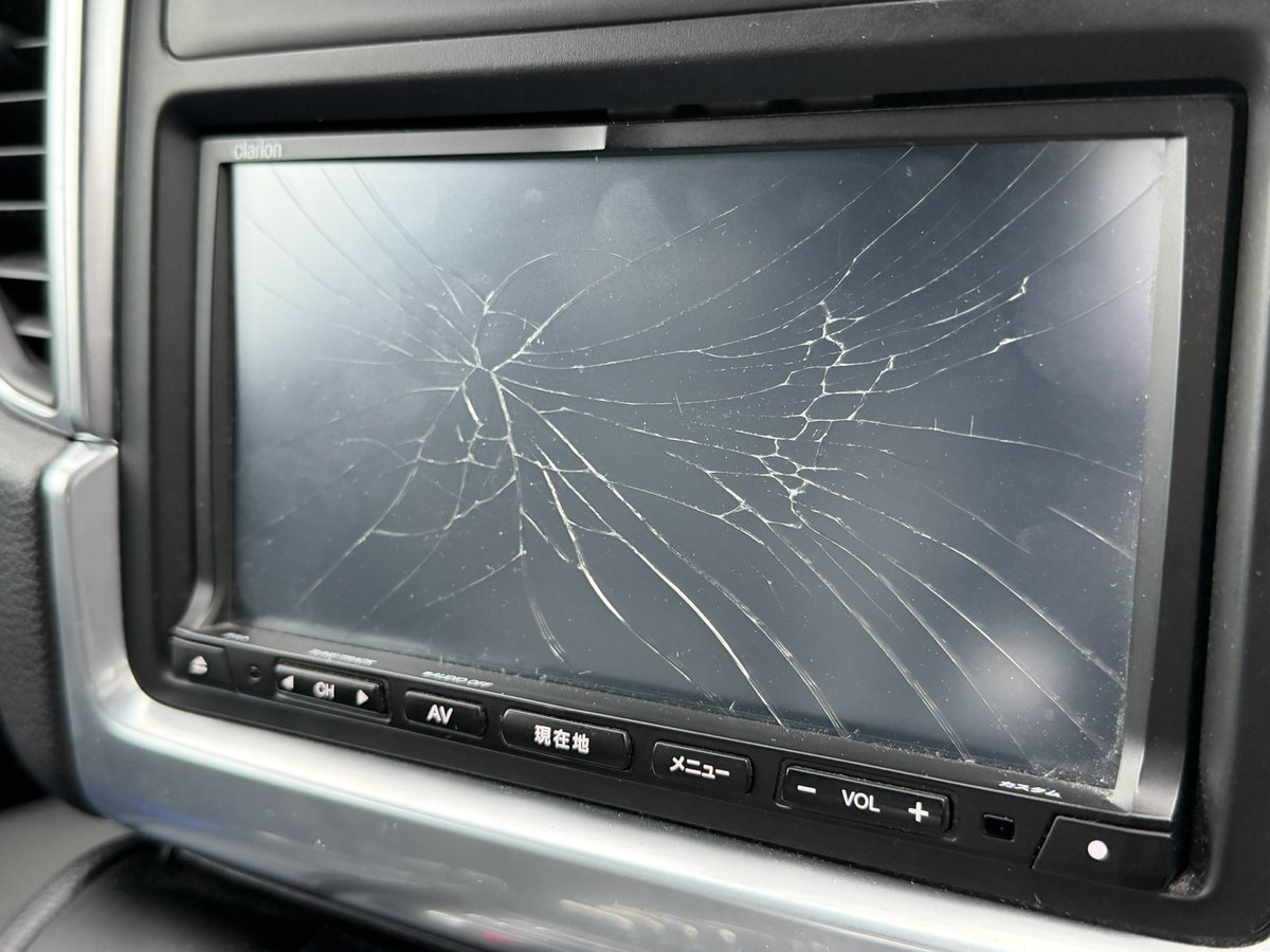 holymasato's tweet photo. 車のナビつかねえなーって試行錯誤してたら力入れ過ぎてパチンコの激熱外したときみたいになって泣いた https://t.co/qW25C2B7CF