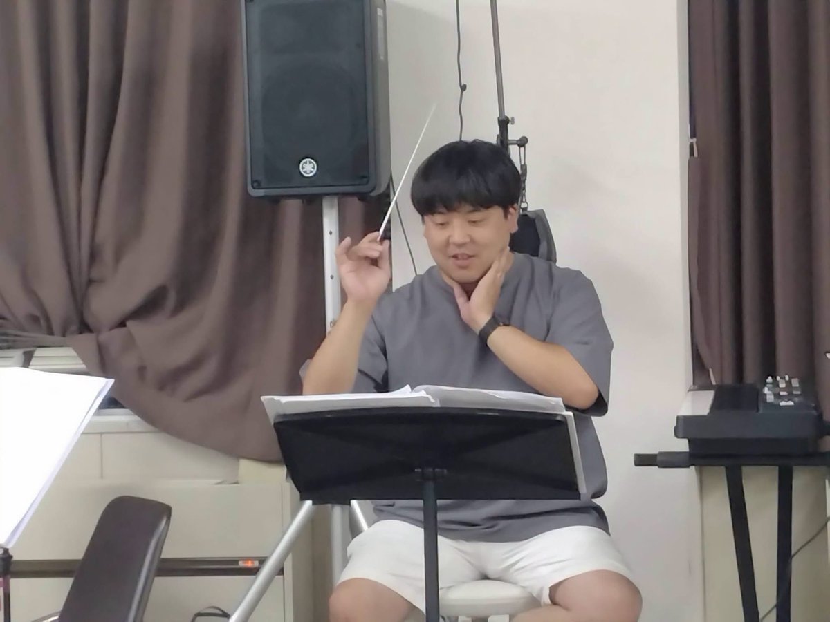 sagaewind's tweet photo. 久々の投稿です。
暑い日が続いていますね。
寒吹は暑さに負けず練習頑張っております🎵

今日は吹奏楽コンクール曲をメインに練習を行いました。
細部にわたりみっちりご指導いただき、本番まであとわずか。あとは練習あるのみです。

一丸となって最高の演奏を目指しましょう！ https://t.co/qD7wQSx5yZ