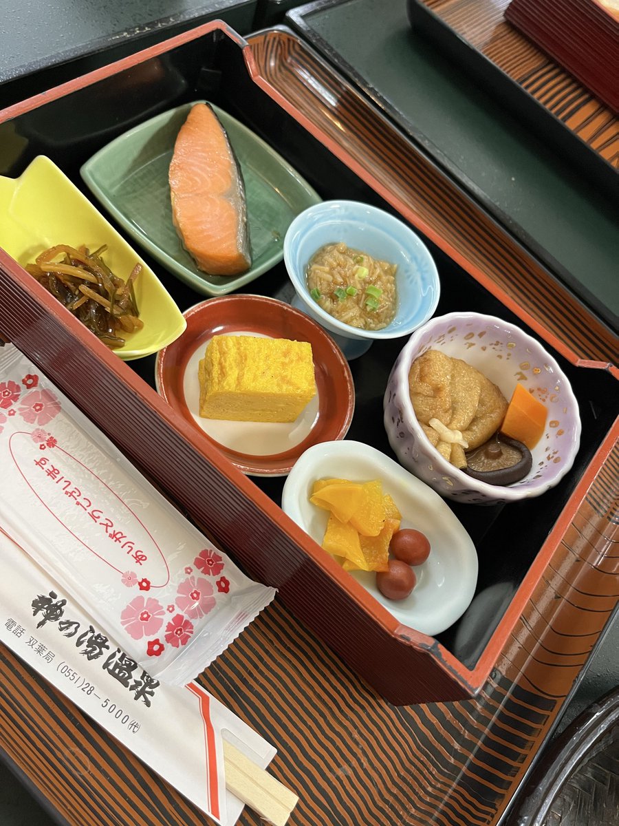 knmlv's tweet photo. 朝ごはん美味しかった
三杯おかわりした
さくらんぼ狩りも楽しかった
パパ100個くらい食ってて皆んなに動物園の猿やん言われてた https://t.co/TezhpkO5Xh