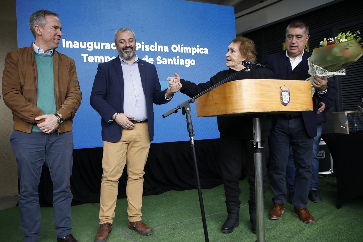 MindepChile's tweet photo. Subsecretario Andrés Otero acompañó al alcalde Mario Desbordes en la reinauguración de la Piscina Olímpica Temperada del Parque O’Higgins.

La actividad incluyó un homenaje a la destacada nadadora chilena y campeona mundial máster, Eliana Busch 🏊‍♀️🇨🇱 https://t.co/967CNgqj8e