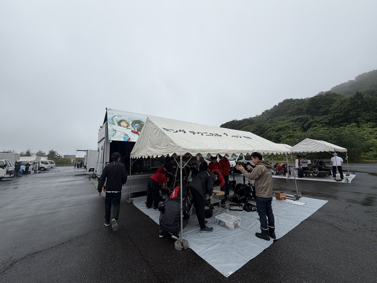 Htec_Formula_1's tweet photo. 先程もてぎに到着しました！

今日はホンダ様主催の試走会に参加させていただきます！

有意義な時間に出来るよう、雨の中ですがチーム全員で頑張っていきます！

 #学生フォーミュラ  #fsae
 #ホンダ学園 https://t.co/l6efMPjffo