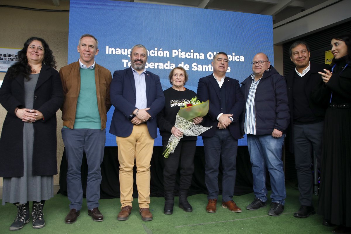 MindepChile's tweet photo. Subsecretario Andrés Otero acompañó al alcalde Mario Desbordes en la reinauguración de la Piscina Olímpica Temperada del Parque O’Higgins.

La actividad incluyó un homenaje a la destacada nadadora chilena y campeona mundial máster, Eliana Busch 🏊‍♀️🇨🇱 https://t.co/967CNgqj8e