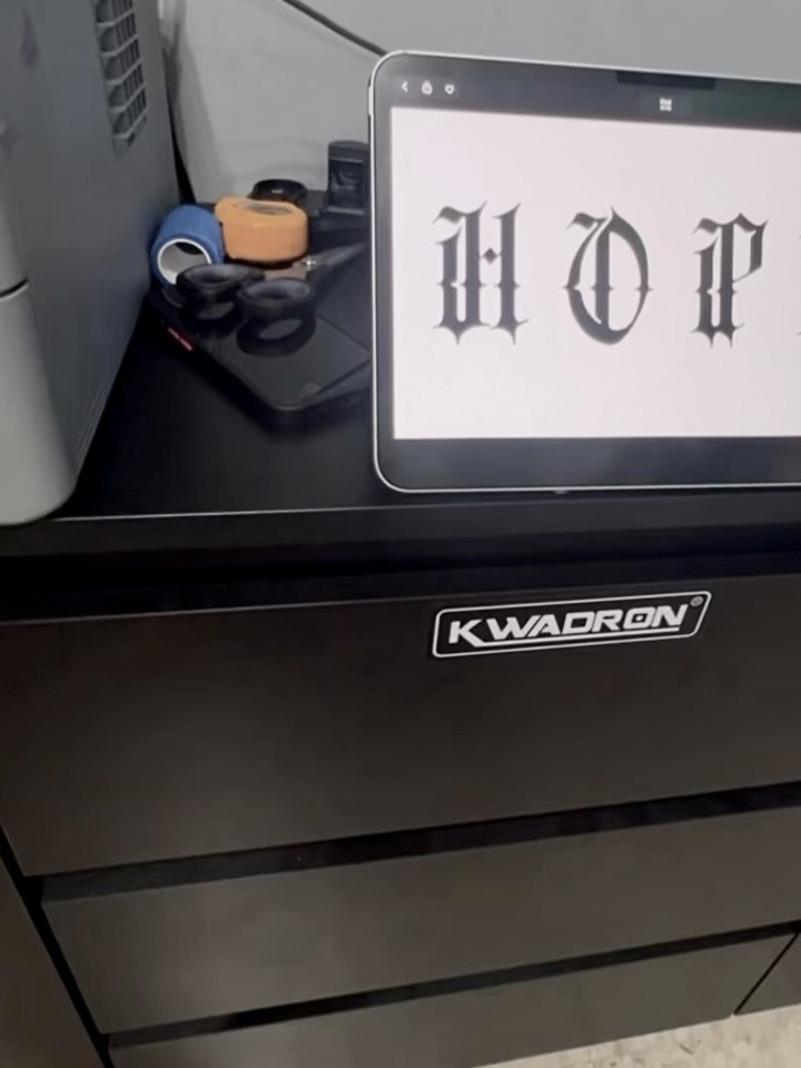 amedeovenzaof's tweet photo. Quante volte nei periodi bui avete sperato che arrivasse qualcosa di buono?! Io sempre! Ancora oggi, nei momenti difficili spero che arrivi sempre una nuova luce! E da oggi sulla mia pelle tatuo HOPE la "Speranza"

Grazie  per il tocco magico che sai... https://t.co/4ftb9ukMus