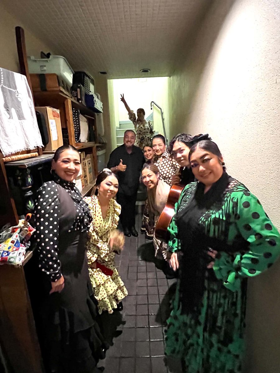 kageco705's tweet photo. 4月から劇場公演が続いていたのでなんだか久々な感じのタブラオライブ、無事に終わりました。たくさんのお客様、ありがとうございました‼️もー、めっちゃくちゃ楽しかった😍久々のエレナの空気からしてまず最高、ほんと彼女は太陽みたい✨で、エミリオの歌がもうとにかく最高‼️カディスの風が吹きまくり‼️
そして数々の想定外が次々来る😆リハやったって容赦なくやってくる想定外、そうだよ、フラメンコはやっぱり想定外あってこそ面白くてワクワクするんだよ😆‼️で、その想定外が起こった瞬間、私の中から、私が今まで長年見続けてきて大好きでたまらなかったフラメンコがフッと出てきた事にびっくりして、そしてとても嬉しかった😭✨たったひとつの大好きな一瞬の動きが自分の中から自然に出てきてくれた。ここまで来るのに33年かかったけど、人生かけてフラメンコやってきて本当に良かった、と思った😭
メンバーも最高だったなー✨若手から大御所まで、個性豊かでしっかりフラメンカなメンバー、それをドッシリ支えながらエミリオやエレナから色々なものを引き出したギターのじろさん。みんながみんなの刺激になって、最高にヒリヒリ、ワクワクする時間だった😆久々に香代と一緒にやれたのもめちゃ嬉しかったなー。やっぱタブラオ楽しいな😆