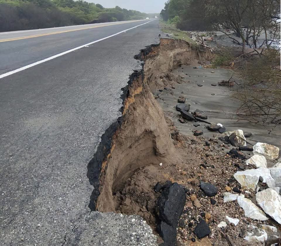 idinaelferca19's tweet photo. El mar se está tragando la carretera entre km 18 y 19 vía Ciénaga- Barranquilla. La erosión costera avanza aceleradamente sobre la Troncal del Caribe. @MinTransporteCo @jorgecura1070 @CORPAMAG @invemarcolombia @lumois @svilardyq @Dimarcolombia https://t.co/nnVHkNi9J5