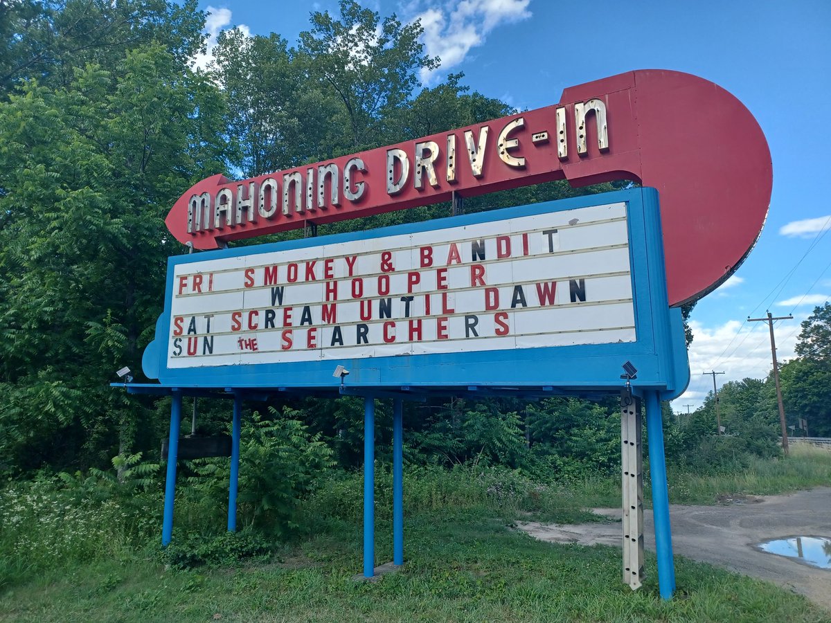 AJLeatherman's tweet photo. Getting ready for the sold out #Scream 1-3 marathon at @MahoningDIT I'm heading to concessions, but...I'll be right back! 😱🔪

#HorrorMovies
#MutantFam
#TheLastDriveIn https://t.co/3EZgMM1vPe