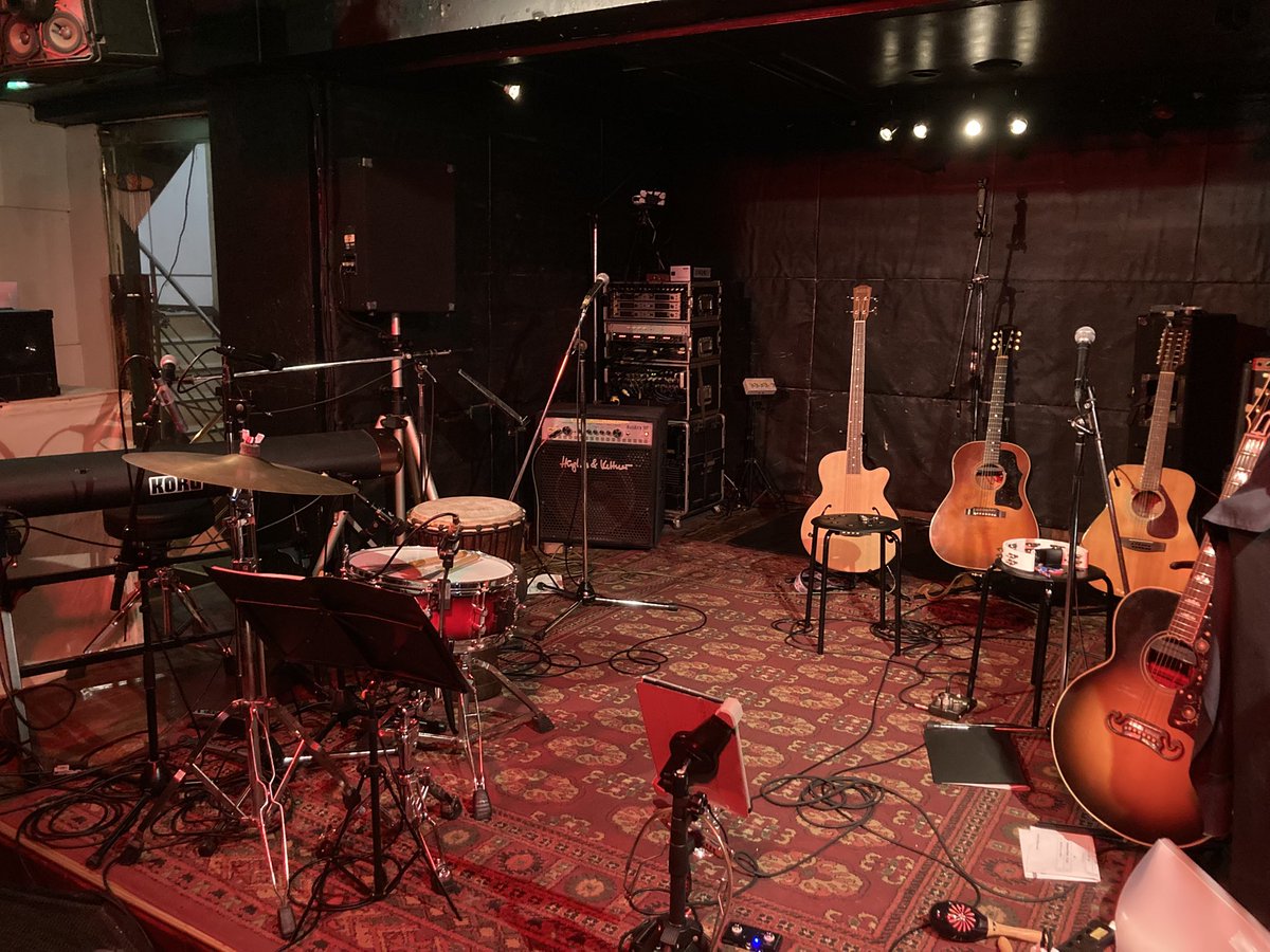 yuusuke_sun's tweet photo. 「SHELTER VANGUARD」  もうvol.5とのことですが自分は初参戦🎫　ラフでラウドなのもロックンロールの魅力だけど、こうしてアコースティックセットで聴くと、どれも本当にいい曲で沁みますなあ✨またこのバンドが好きになった雨宿りの夜☂️ 
#tls
@LadyShelters https://t.co/mjPiG7XR7d