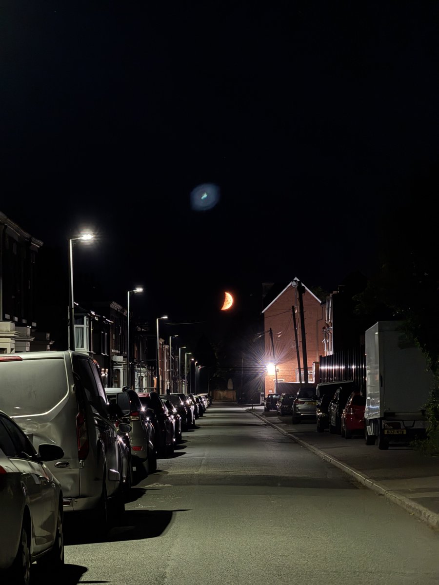 AMusa96's tweet photo. The moon looks unreal wow !! https://t.co/SLZfzNOCcB