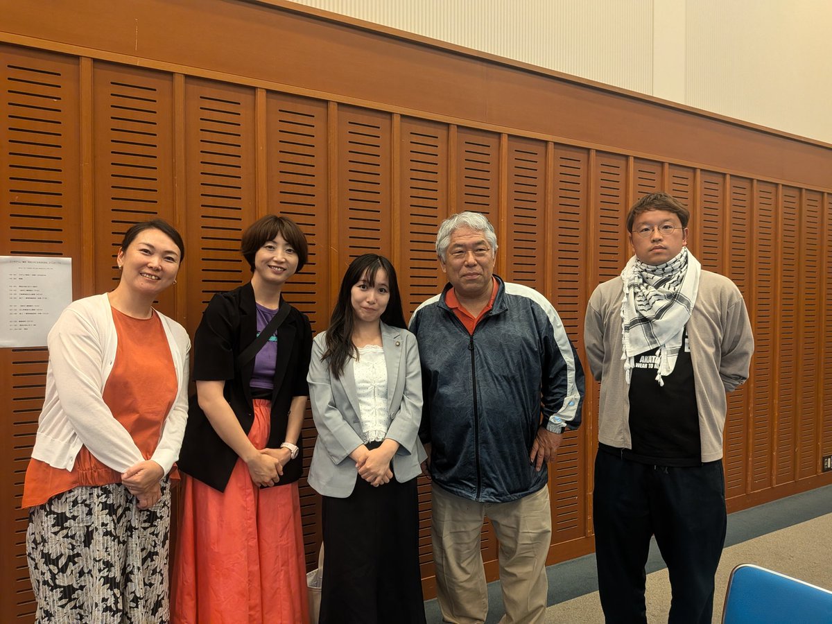 OKAMOTO_SAYURI_'s tweet photo. 昨晩は、川口駅前市民ホール フレンディアで開催された世界難民の日シンポジウム「難民・移民と共に生きる社会を」に参加いたしました。

​講演では、言語・文化継承の重要性に加え、欧州バルセロナ市の「反うわさ戦略」といった具体的な課題解決の実務が紹介されました。デマや偏見に対して、学校や病院、役所などの生活現場でいかに草の根の対話を編み直していくかという視点は、現在の川口市にとっても極めて重要な示唆に富むものでした。

​今、地域社会には様々な不安や摩擦が存在することは事実です。しかし、それを背景にした根拠のない誹謗中傷や、特定のルーツを持つ人々への排外主義的なヘイトスピーチは、住民間の不安を煽り、地域の分断を深めるだけで、何一つ建設的な解決をもたらしません。民主主義の根幹を脅かすヘイトに対しては、これからも明確に反対の姿勢を示していく所存です。

同じ志も持つ地方議会さんたちともお会いできました！

​市議会議員として、一部の過激な声に流されることなく、現場の事実に基づいた具体的な仕組みづくりと、誰もが排除されない地域社会の構築にこれからも全力を尽くしてまいります。

​川口市議会議員　岡本さゆり