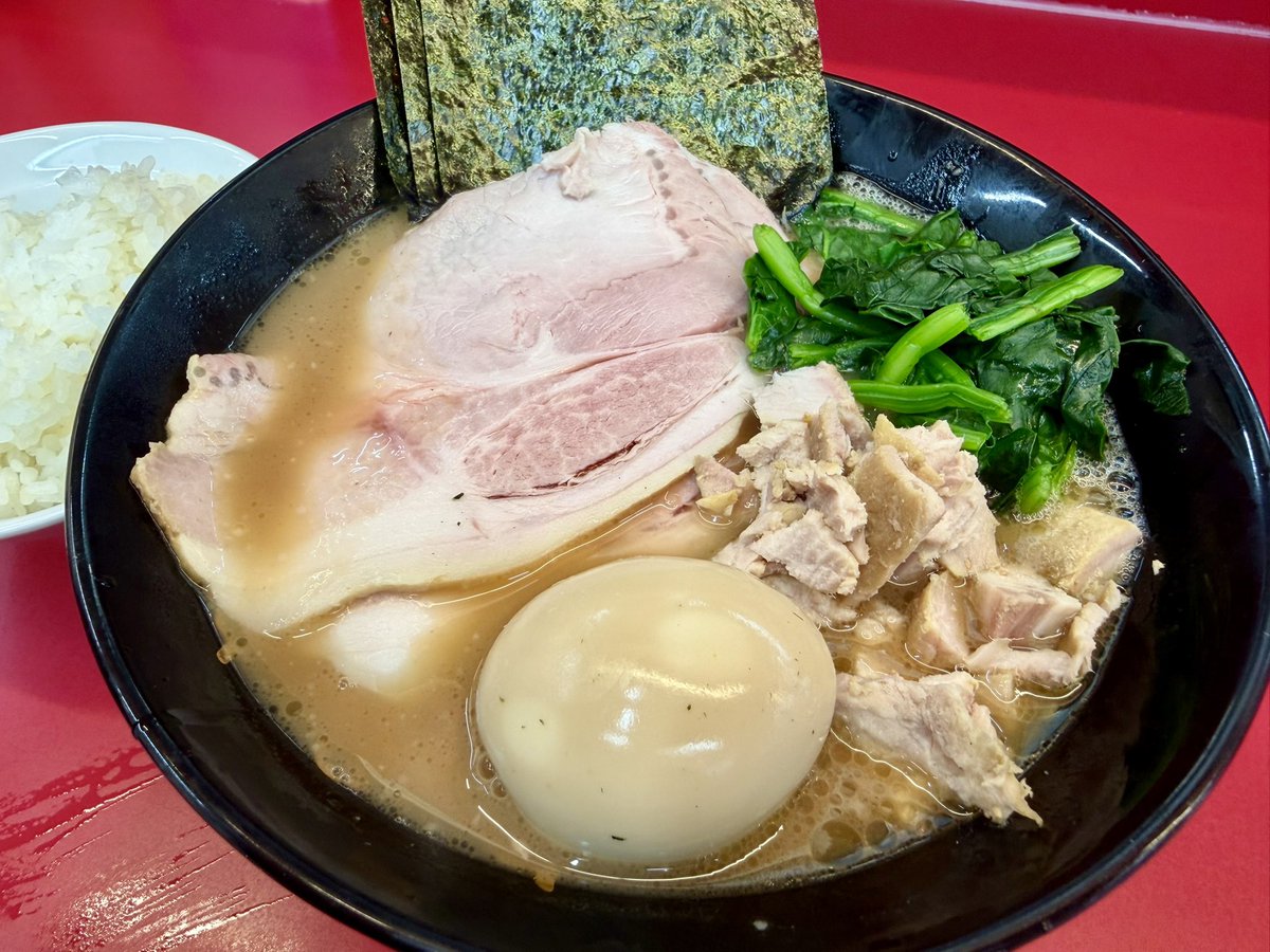 satoshiramen74's tweet photo. 早めの夕飯😋
横浜家系ラーメン宮里家へ✨️

チャーシューメン🍜
TP 味玉🥚

宮里大将、けんちゃん、ゲンちゃん、村田さんの豪華布陣😆
毎度美味美味な1杯ご馳走様です😋
#宮里家 
#家系ラーメン
#ラーメン好きな人と繋がりたい https://t.co/jEJeYvfFNz