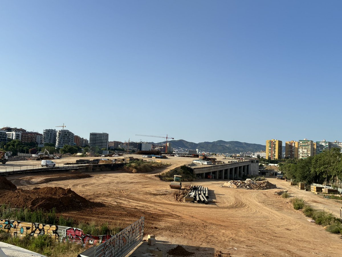 VicencBigas's tweet photo. Avui es compleixen 16 anys des que es  va posar la primera pedra de les obres de l’estació de la Sagrera i així estan. Això ja suposa el doble de temps del que es va tardar a fer la T4 de Barajas, que és més del doble de gran. Llavors que si els catalans sempre ens queixem. https://t.co/VWXghWJ5KH
