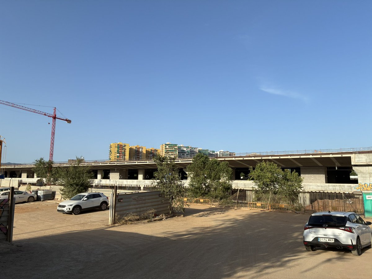 VicencBigas's tweet photo. Avui es compleixen 16 anys des que es  va posar la primera pedra de les obres de l’estació de la Sagrera i així estan. Això ja suposa el doble de temps del que es va tardar a fer la T4 de Barajas, que és més del doble de gran. Llavors que si els catalans sempre ens queixem. https://t.co/VWXghWJ5KH