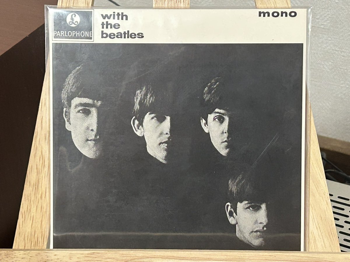 hiroasa1129's tweet photo. おはようございます。
朝から蒸し暑く今朝はアイスコーヒーをおともに"WITH THE BEATLES"を聴いてます。
全アルバム中、最も黒いビートルズ！
初期のアルバムではいちばん好きです。
"All My Loving"でコーヒー何杯もおかわりです。今日も良い日で🙇 https://t.co/FIMrX18gPX