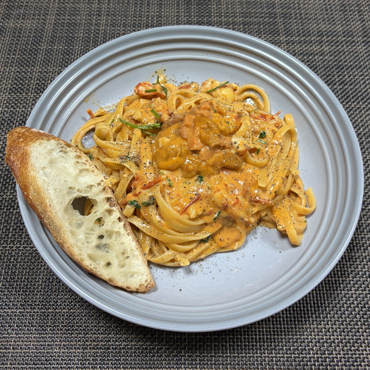 sangiovese's tweet photo. フルーツトマトと赤エビのトマトクリームパスタ。塩水うにも乗せの贅沢。クリーム系は塩加減と、ソースの粘性大事だけどもバッチリ決まってにしの家女性陣も大絶賛。但し、原価考えると商売にならない。マンチーニのリングイネ、バゲットはパリゴで調達したが、たま木亭には勝てず。早く店出したい。 https://t.co/IQEQuCUa2G