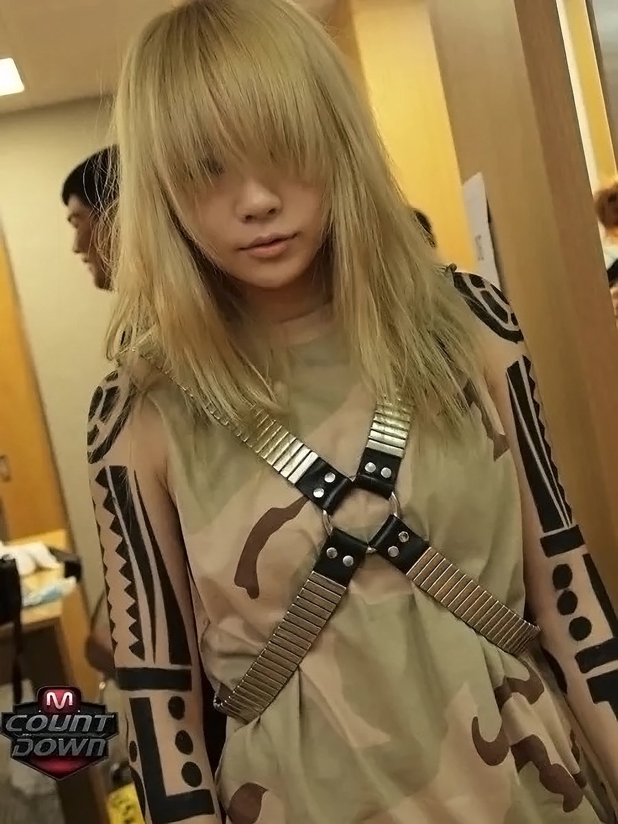 chaerinjpg's tweet photo. 📷: #cl backstage at m!countdown, 2010. https://t.co/BJqMvkwEbm