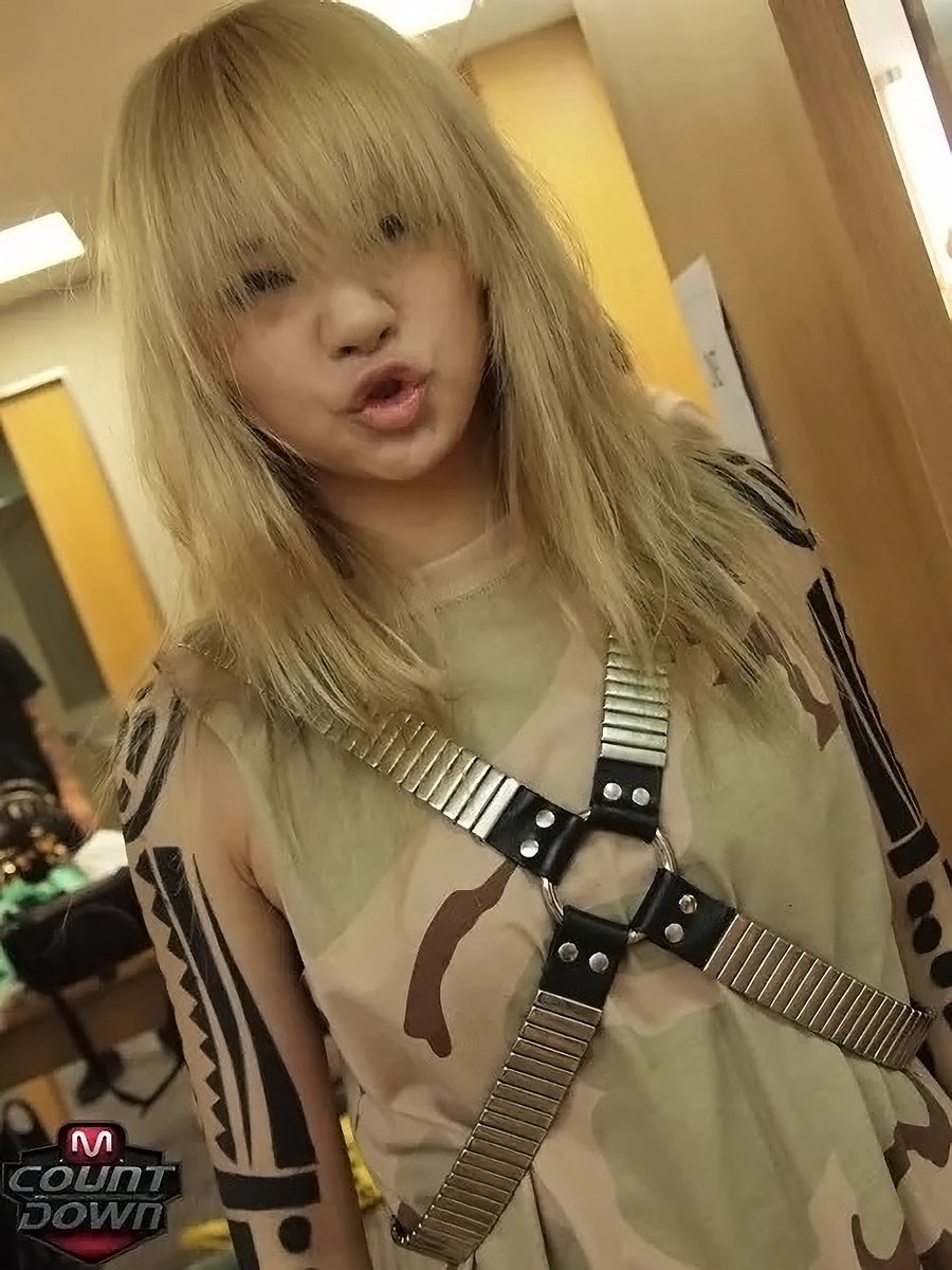 chaerinjpg's tweet photo. 📷: #cl backstage at m!countdown, 2010. https://t.co/BJqMvkwEbm