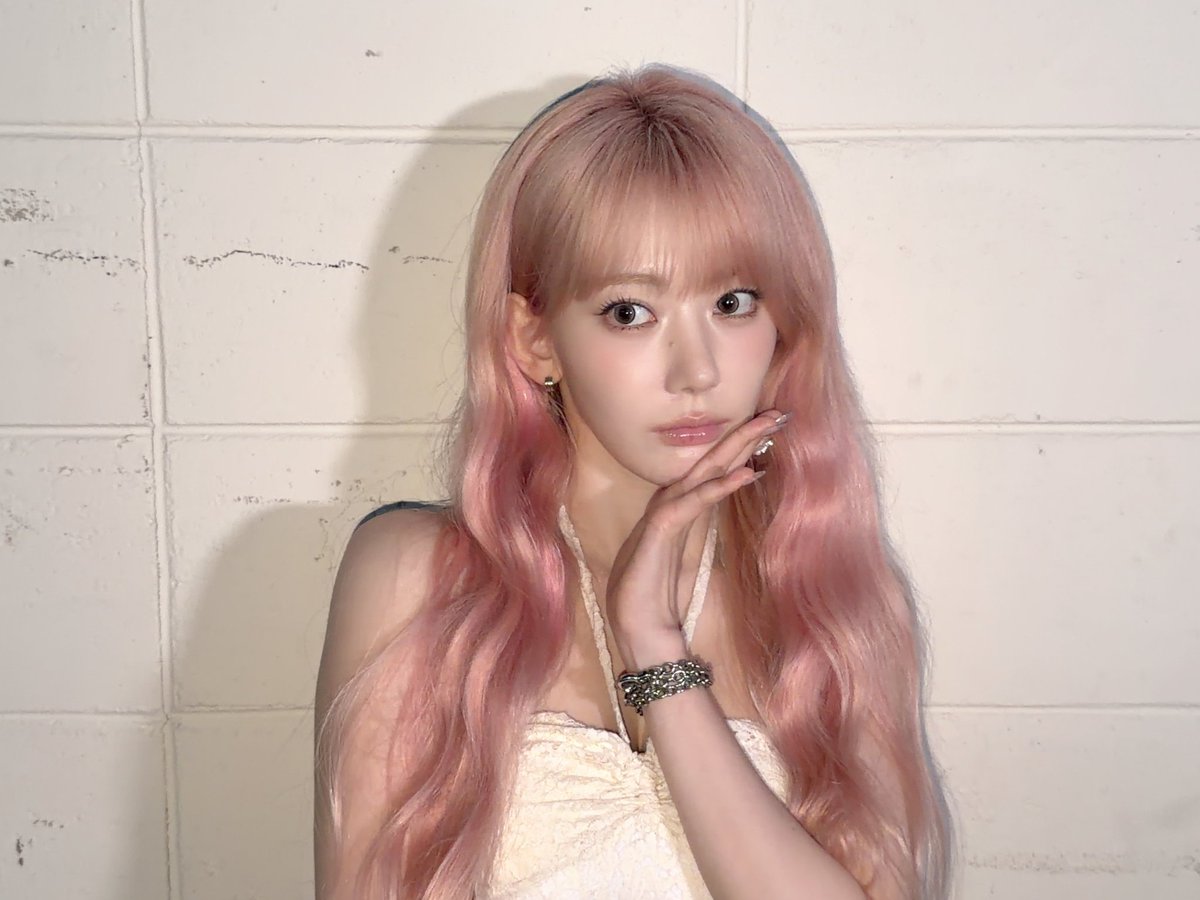 LESSERAFIMBR's tweet photo. SAKURA via Weverse.

"Graças ao FEARNOT, nós ganhamos três prêmios no Seoul Music Awards ㅠㅠ.

Muito, muito obrigada, e nós continuaremos dando duro e dando o nosso melhor no LE SSERAFIM ☺️.

Vejo vocês logo logo na tour~~~♡."

#LE_SSERAFIM #르세라핌 https://t.co/RQxjXX4iWC