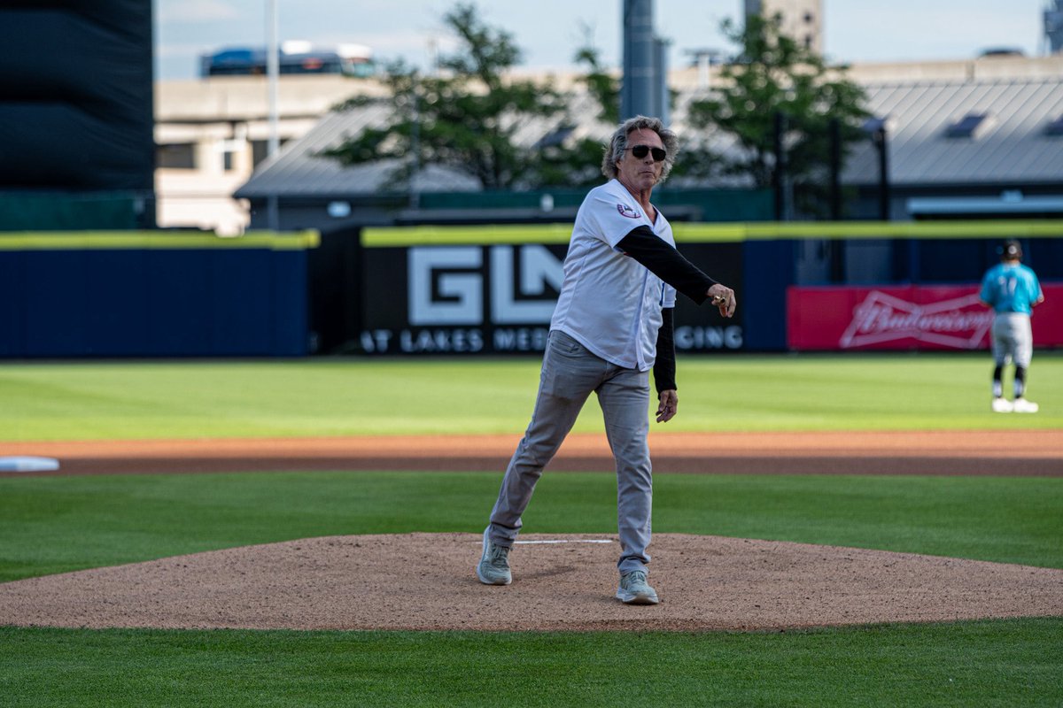 BuffaloBisons's tweet photo. We welcomed WNY Native, William Fichtner, to the ballpark this evening😆

Thanks for stopping by Bill! https://t.co/HXBbwsQiEB