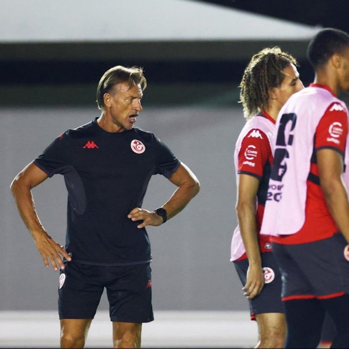 Stringer_Bell93's tweet photo. 🚨⚡️🧩Je ne sais pas qui est parti faire croire aux Tunisiens que l’Algérie projetait de récupérer Hervé Renard.

Premièrement, la Fédération algérienne de football a renouvelé le contrat de son sélectionneur, Vladimir Petković.

Deuxièmement, Hervé Renard traîne quelques casseroles en Algérie, des affaires qui pourraient rapidement refaire surface.

Et pour finir, la priorité n’est pas forcément de confier la sélection nationale à un entraîneur français.

Cette rumeur ne repose donc sur aucun élément sérieux. Son objectif semble surtout être de créer des tensions inutiles entre deux peuples frères qui ont bien plus de points communs que de divergences.

Comme souvent avec ce genre de manœuvres, certains cherchent davantage à semer la division qu’à informer. À chacun de se demander à qui profite ce type de rumeur.
