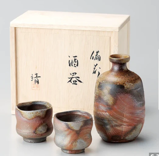 sakemasterjp's tweet photo. 06/21更新✨
本日のお酒紹介

🏺 Every piece is unique — Bizen-yaki sake set, formed by fire. ¥21,000.
炎が生む唯一の模様「備前焼 桟切模様」酒器セット ¥21,000
Japanese traditional craft / 日本の伝統工芸
👉 https://t.co/TCFPfiWvHl

#SAKEMaster #Bizen #陶器 #日本製 https://t.co/RdJcdqQuEd