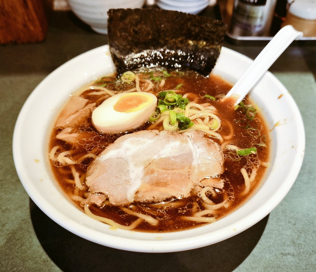 hamanattou's tweet photo. 6/21(日)も地元で朝ラー🍜は武蔵(たけぞう)で期間限定
熟成醤油らーめん(手もみ太麺)
濃い口醤油に太麺が合ってるし、チャーシューも美味し🤤
好きなオイラにピッタリ

今日東京行こうかと検討したが、複数ある見たいグループのタイテ被りまくりやら時間遅いやらで断念😥
妻の買物付合います😌 https://t.co/iZkGbwM5dy