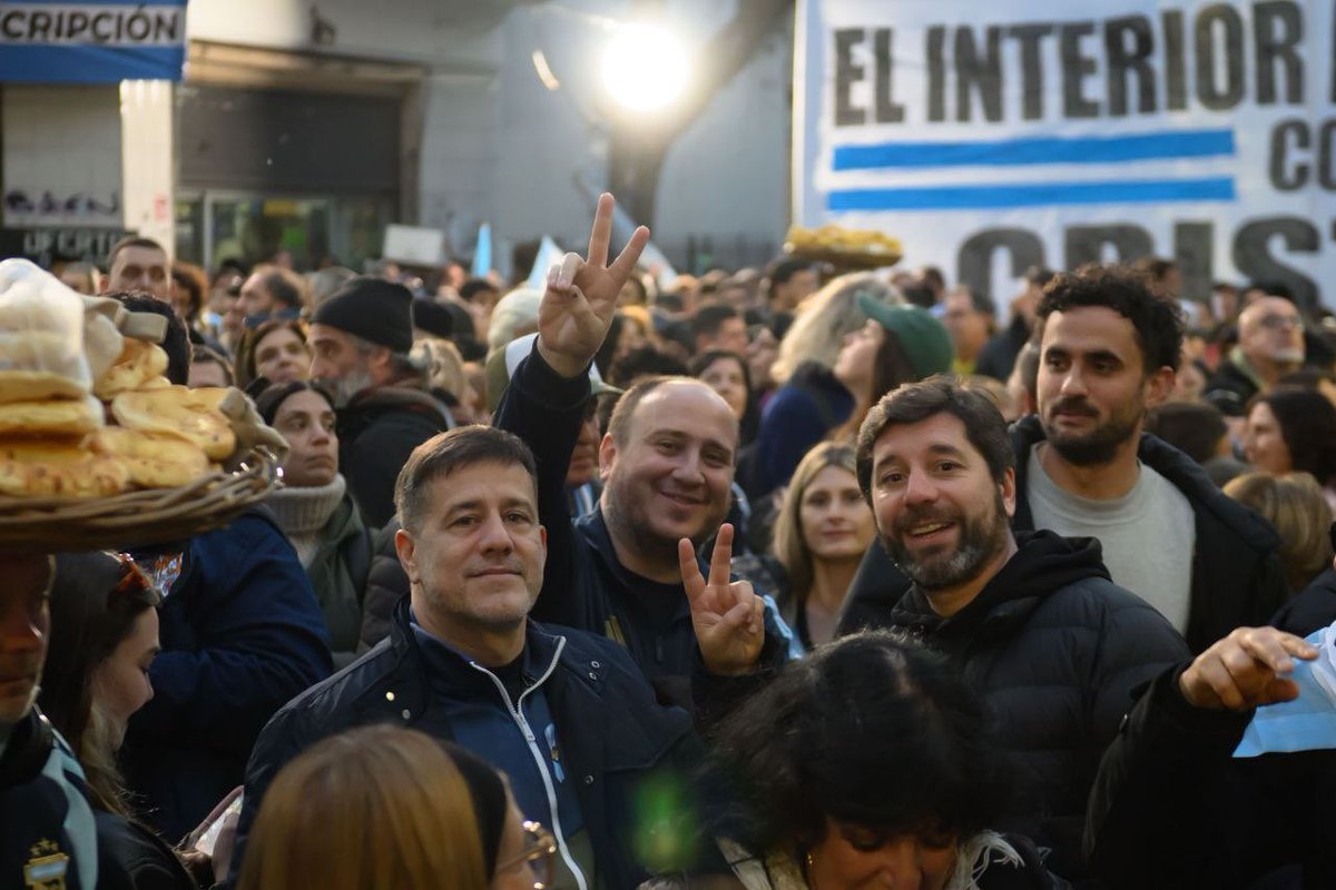 JuanModarelli's tweet photo. DE SAN JOSÉ A LA ROSADA 🇦🇷✌🏼

Amor con amor -y lealtad- se paga. 

#CristinaLibre #ArgentinaConCristina https://t.co/b6ZbE5uNYw