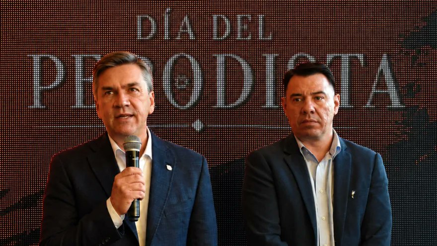 RealpolitikOK's tweet photo. 🔴 CHACO: MUEREN DE TUBERCULOSIS MIENTRAS EL GOBIERNO GASTA $35.000 MILLONES EN PUBLICIDAD

✍️ @Roespinoza18 

El 10 de junio murió Sara Maldonado, una mujer wichí de 64 años, en el hospital de Castelli tras ser trasladada de urgencia desde Nueva Pompeya con tuberculosis avanzada. 

Escupía sangre. No había médicos, ni insumos, ni ambulancia adecuada en su paraje. 

Su muerte no fue un accidente: es el resultado de años de abandono sanitario estructural en El Impenetrable chaqueño, donde las comunidades Wichí, Qom y Moqoit marchan hace días contra el hambre, la desnutrición y las muertes evitables.

Sigue en el hilo 👇