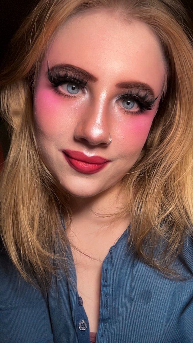 turney_sophia's tweet photo. Doll energy ๐Eyes on me ๐Glow different โจJust vibing ๐Feeling myself ๐Pretty mood ๐ธBlue-eyed beauty ๐Soft glam era โจ#Selfie #MakeupLover #SoftGlam #GlamMakeup #BlueEyes #LashesOnPoint #MakeupLook #BeautyCommunity #Confidence #FeelingCute #GlowUp https://t.co/PFTpuSo0Am