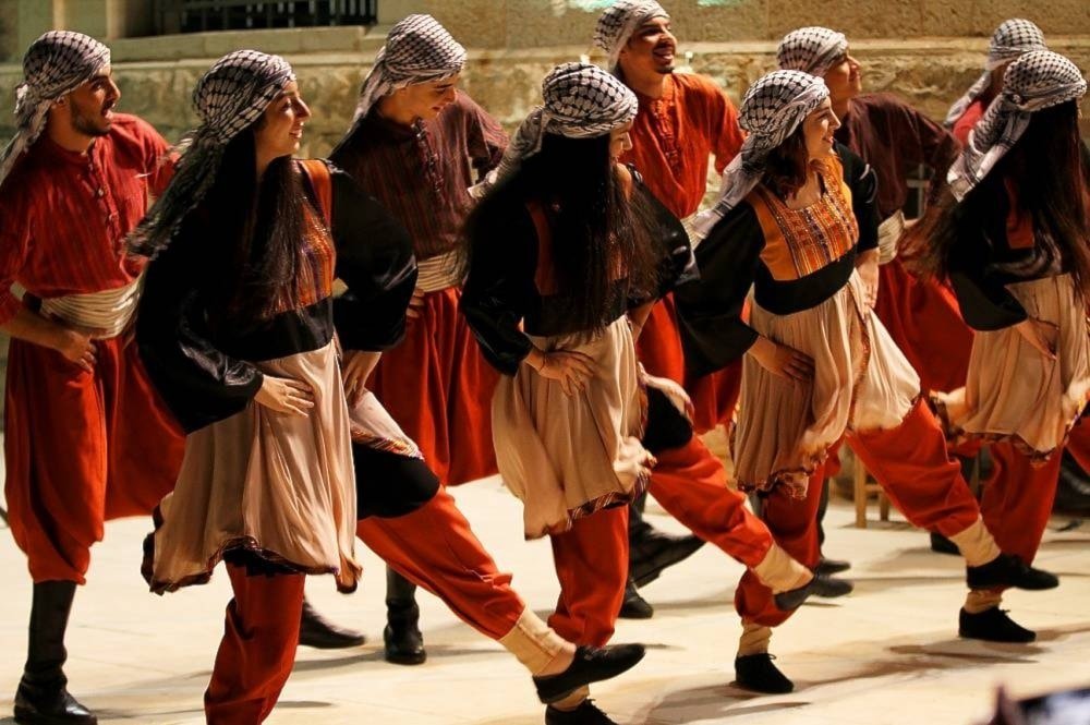 almayadeen_es's tweet photo. 🔴El alma que baila: Danzas tradicionales en Medio Oriente y África
⭕️ Desde el dabke palestina hasta la tanoura egipcia, estos movimientos transmiten siglos de historia, identidad y vida comunitaria.
✔️ Más detalles: https://t.co/tyw7nBKpiW
#Danzas #MedioOriente #Africa https://t.co/ClP8wHRiPc