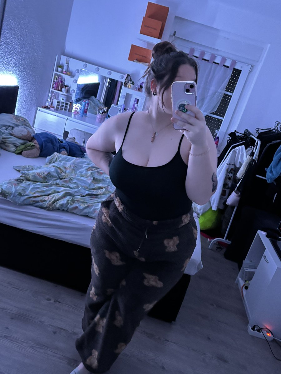Sofamyd's tweet photo. be honest do u think im attractive even if im fat and a bit crazy? https://t.co/8svbQ86LBV