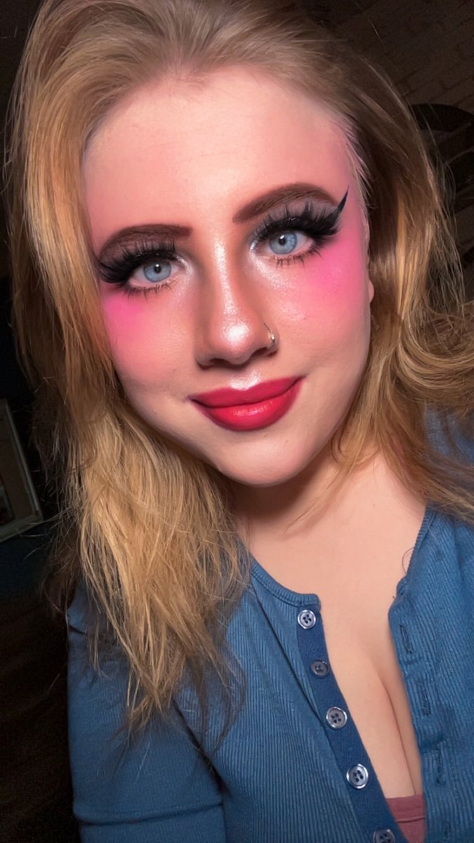 turney_sophia's tweet photo. Pretty mood activated โจFeeling cute, keeping it simple ๐A touch of glam and a whole lot of confidence ๐Main character energy today ๐ฌโจSweet but make it fierce ๐๐ค #Selfie #MakeupLover #SoftGlam #GlamMakeup #BlueEyes #LashesOnPoint #BeautyCommunity #Confidence #GlowUp https://t.co/mNYiAx9Qm5
