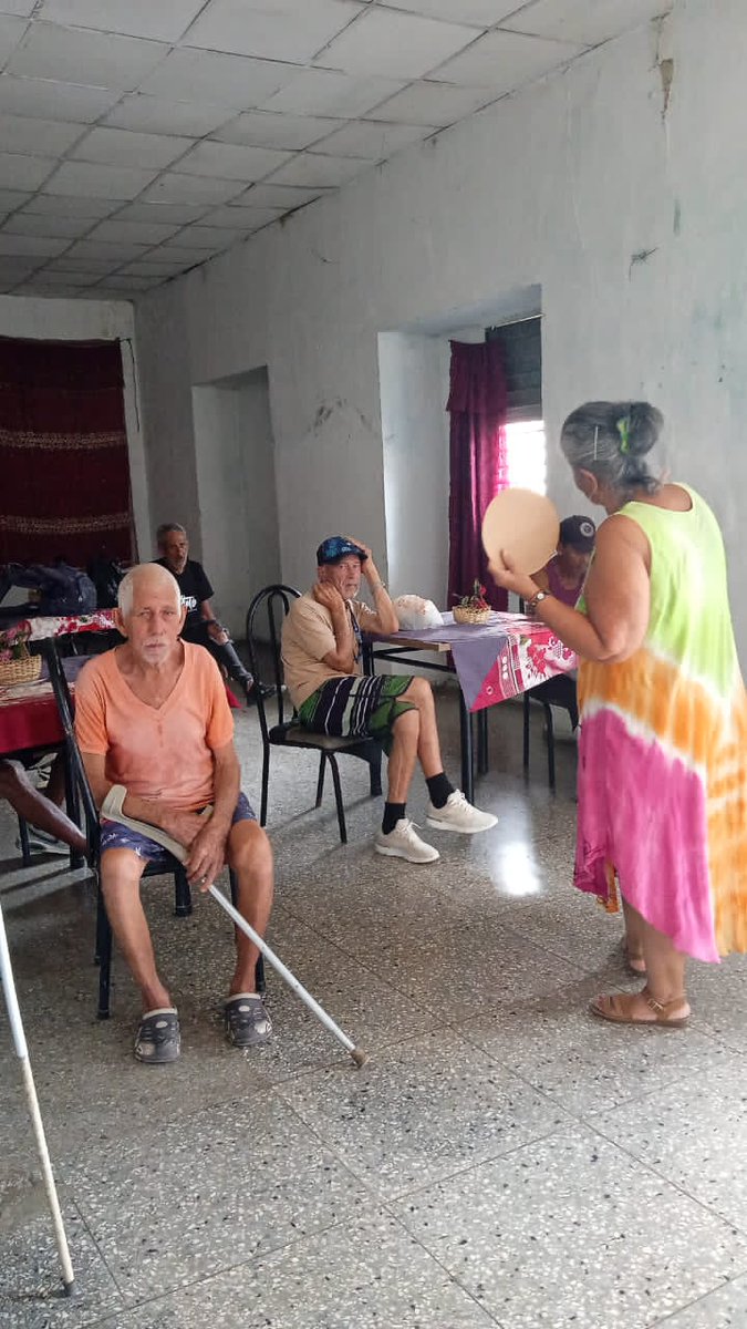 Michelk_P's tweet photo. Actividad dedicada al Día de los Padres en el SAF COCODY, de Santiago de las Vegas, La Instructora de Artes Milagros Quintero nos hace narraciones orales.#LaHabanaDeTodos.#LaHabanaViveEnMí https://t.co/SLg3QISCfQ