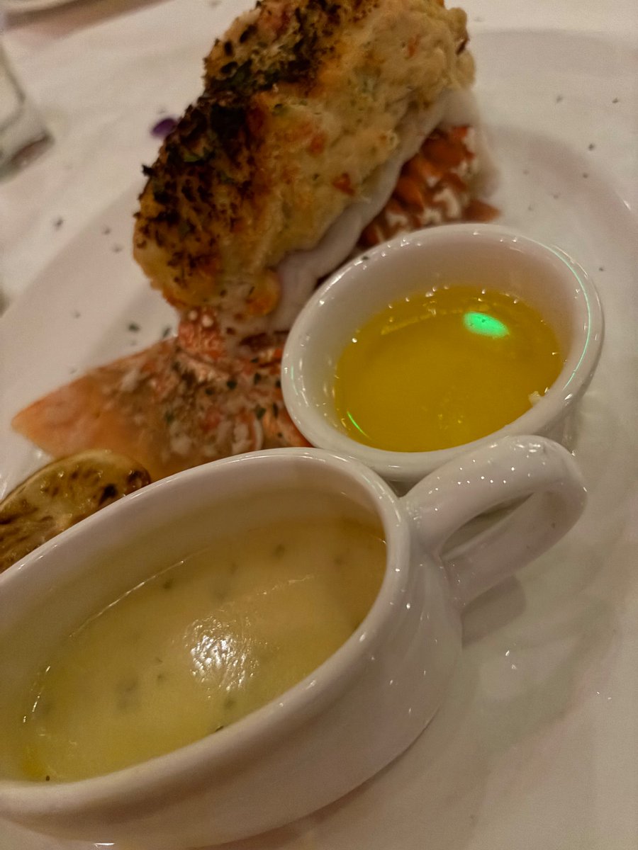 lestatass's tweet photo. eat a lobster https://t.co/wusqsXfEF4