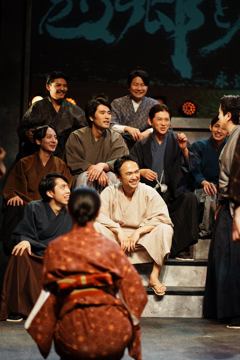 kashu_toshiki's tweet photo. 本日、千穐楽。
これくらいの日数の舞台は久々なので本当にあっという間だ。
僕は舞台演劇というものは記録に残るものではなく、作品に関わっている者とご観劇下さったお客様だけの記憶に残るものだと思っている。

残り2公演は皆さんとどんな景色を観れるのか。劇場でお待ちしてます！
#西郷と大久保 https://t.co/gnfcngUomc