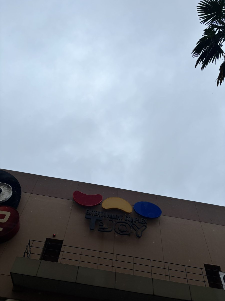 IkatakeRecords's tweet photo. 土砂降りの中映画を観に来ました  駅前が変わりすぎてて迷子になったかと思った https://t.co/GHqx5kkhBl
