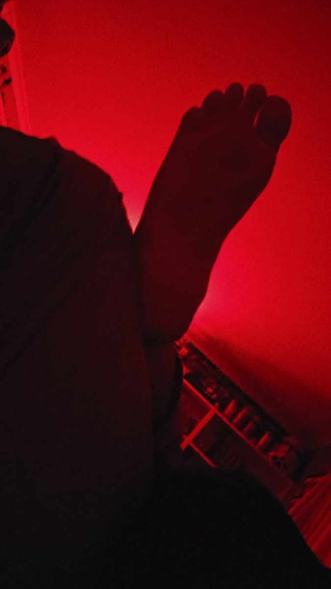 VeryLewdyJacob's tweet photo. Which one of you foot lovers are gonna come kiss and massage daddy's feet https://t.co/3WKCd6WORq