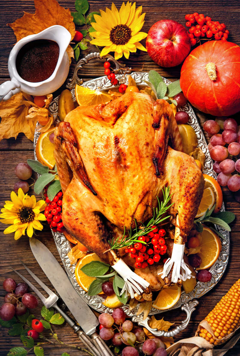 63FN6Xcg0pNZ8sq's tweet photo. [ Holiday Feast Alert! Creamy pumpkin soup + herb-crusted roast turkey = your perfect weekend vibe. Tag who’s bringing the pie tonight!  #FestivalEats]， https://t.co/JleV41Udhp
