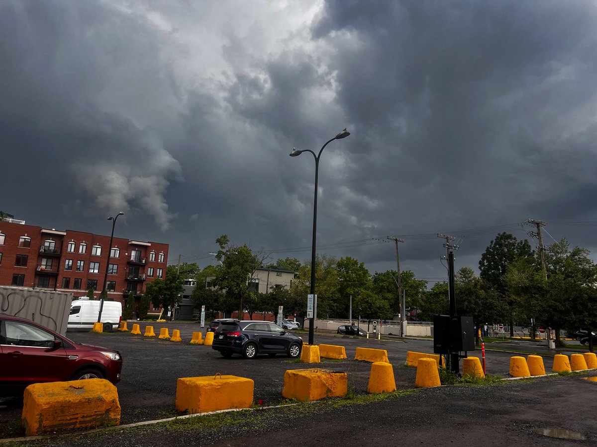 rayangm_wx's tweet photo. Powerful thunderstorm west of Montreal this afternoon around 4–5 PM. I couldn’t get the best angle on it but I still managed to see some lightning and impressive storm structure as it intensified 

#QcStorm #ShareYourWeather https://t.co/AVxn8z22Ma