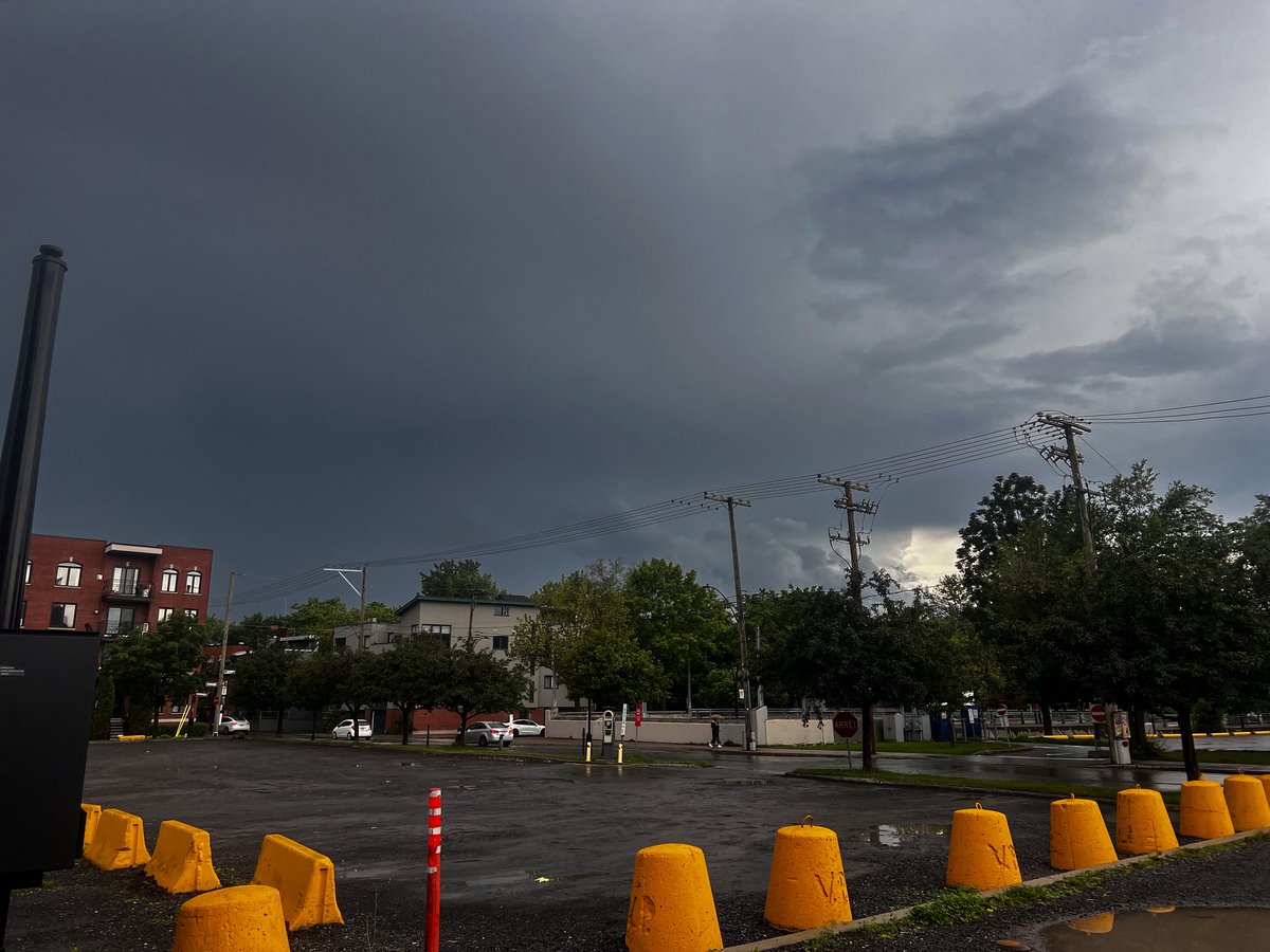 rayangm_wx's tweet photo. Powerful thunderstorm west of Montreal this afternoon around 4–5 PM. I couldn’t get the best angle on it but I still managed to see some lightning and impressive storm structure as it intensified 

#QcStorm #ShareYourWeather https://t.co/AVxn8z22Ma